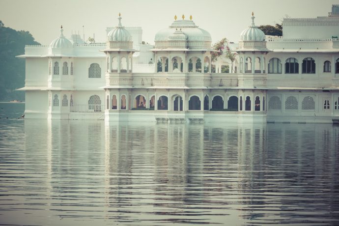 Taj Lake Palace on lake Pichola in Udaipur, Rajasthan, India.