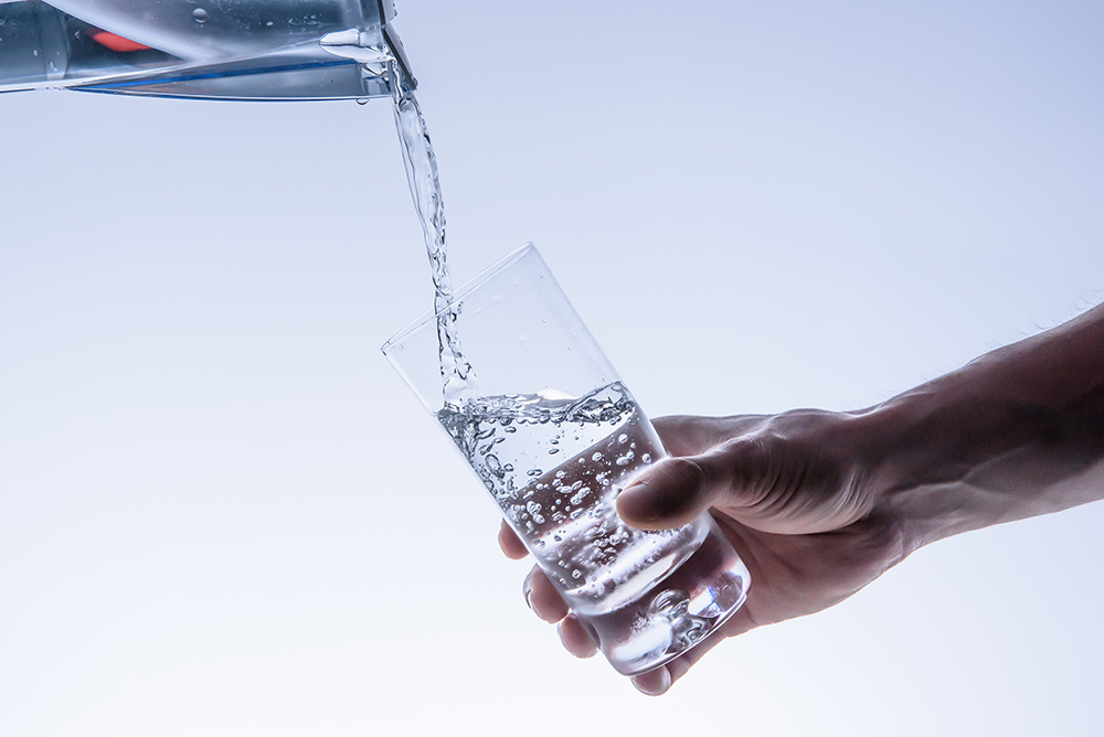 Горячая вода из крана. Включи воду на 50. Мутная вода в кране. Zam zam water. Питьевая вода.